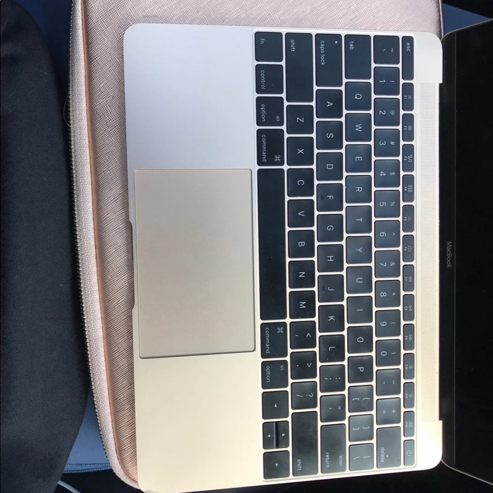 MacBook - Picture 4 of 4